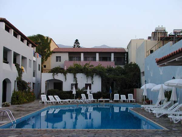 Hotel und Pool des Sissi Rock