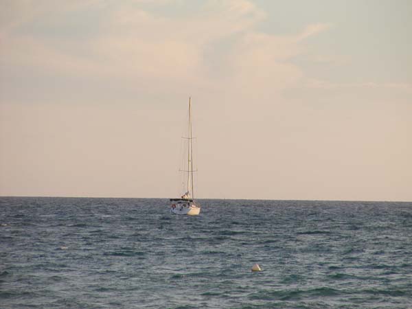 Ein Segelboot vor der Küste von S'Arenal