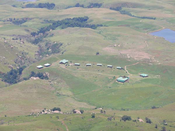 Das Drifters Drakensberg Inn von oben bei einer Wanderung
