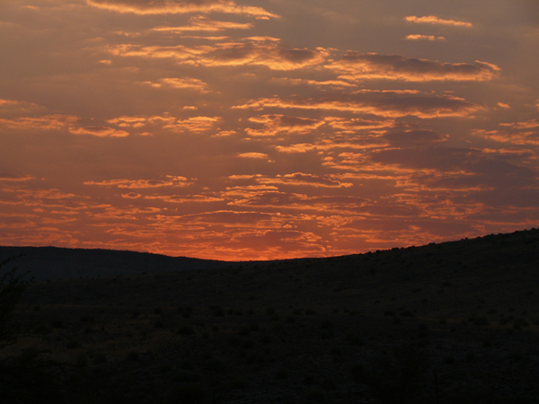 Der Sonnenaufgang über dem Camp Hobus