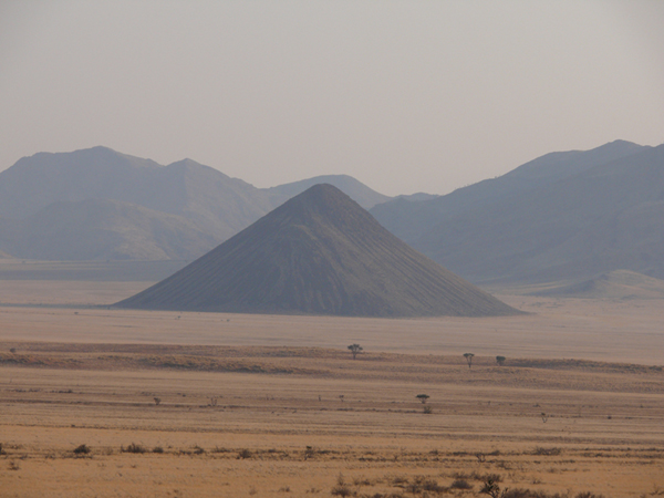 Die bergige und trockene Lanschaft Namibias