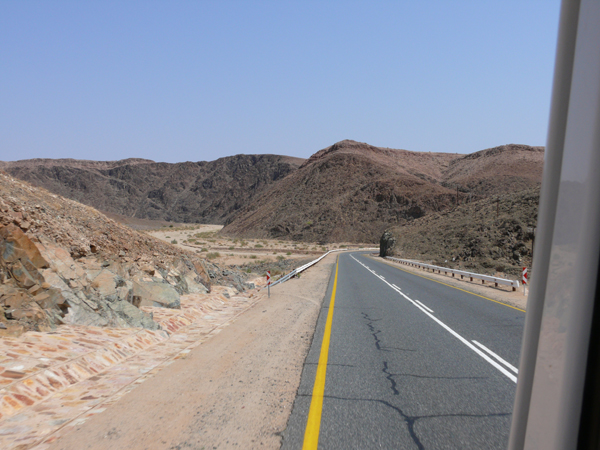 Kurz vor Namibia - Die Landschaft wird trockener...