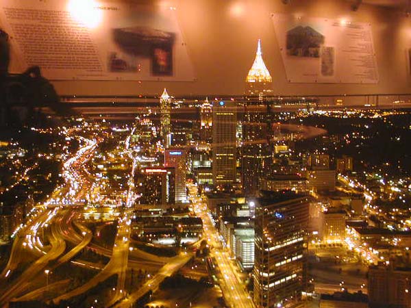 Ein Blick über das nächtliche Atlanta aus dem Westin Peachtree Plaza